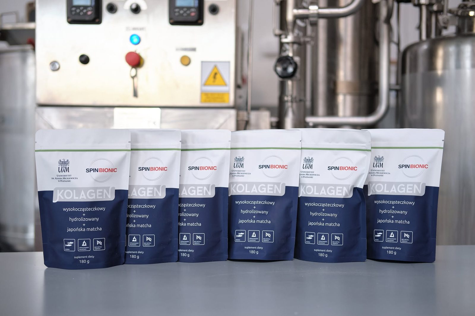 Opakowania Kolagen SpinBionic Matcha przed linią produkcyjną w zakładzie w Polsce